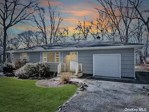 559 Boxwood Dr, Shirley, NY 11967