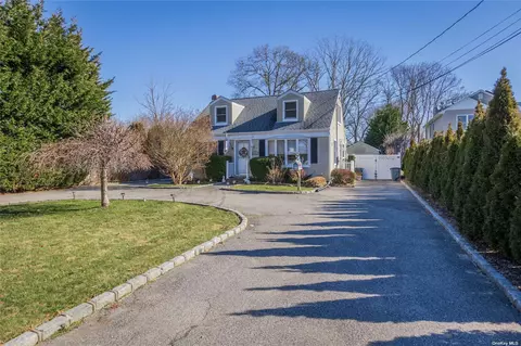 275 Lakeland Ave, Sayville, NY 11782