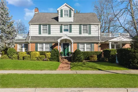 29 Tremont St, Garden City, NY 11530