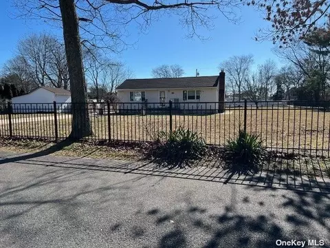 126 Schmidt Ave, Holbrook, NY 11741