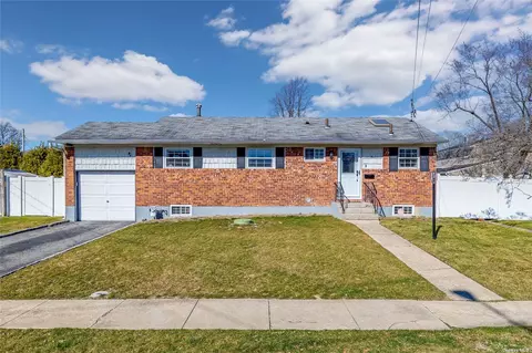 15 Ventura Dr, North Babylon, NY 11703