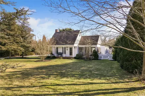 33 S Howells Point Rd, Bellport, NY 11713