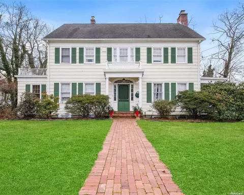12 Dewey St, Huntington, NY 11743