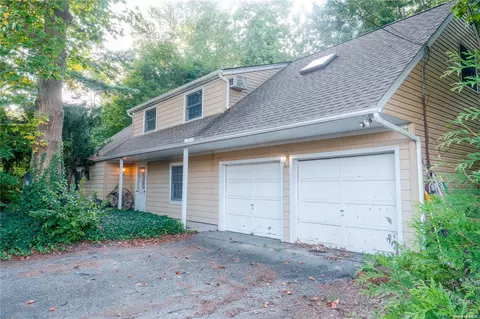 5 Bicycle Ct, Selden, NY 11784