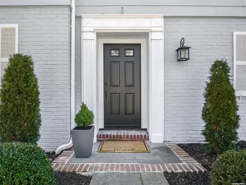 6 Sargent Pl, Manhasset, NY 11030