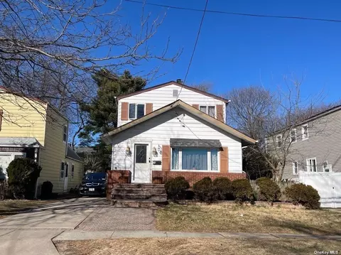 58 Lakeview Ave, Lynbrook, NY 11563