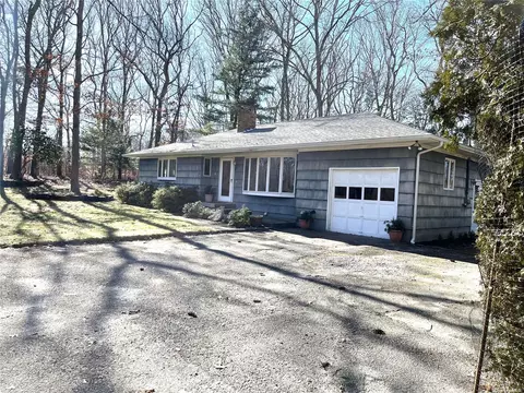 55 Chauncey Rd, Flanders, NY 11901