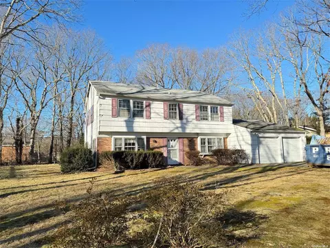 15 Stockton Ln, Stony Brook, NY 11790