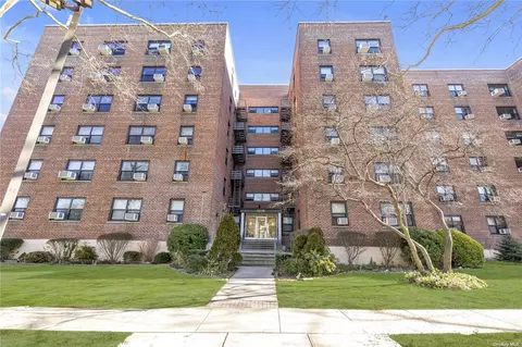 213-08 73rd St #5L, Bayside, NY 11364
