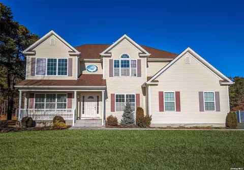 34 Bloomington St, Medford, NY 11763