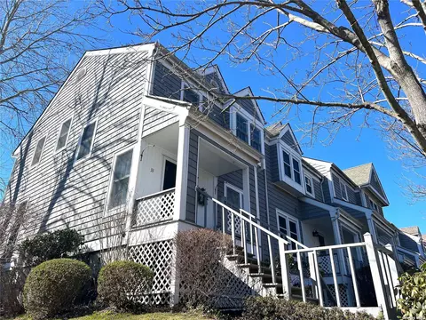 33 Sea Court Ln #33, Port Jefferson, NY 11777