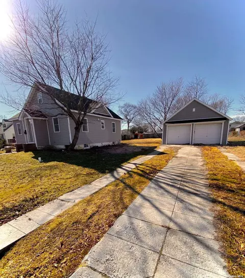 250 Baylawn Ave, Amityville, NY 11701