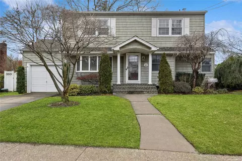 21 Saint James Ct, West Babylon, NY 11704