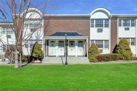 4723 Wilshire Ln #4723, Oakdale, NY 11769