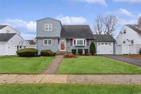 21 Woodcrest Rd, Hicksville, NY 11801