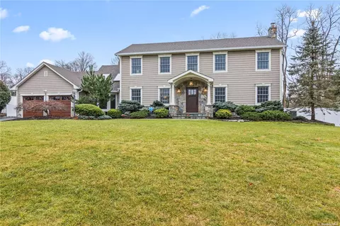 20 Abbey Ln, East Setauket, NY 11733