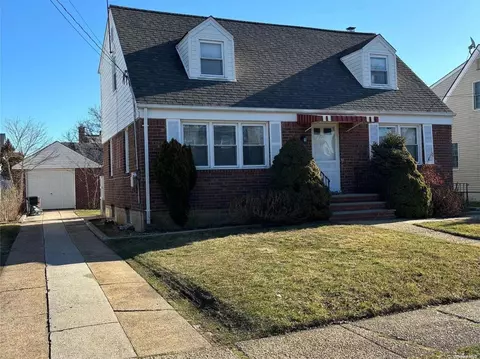 220 Mckinley Pkwy, Mineola, NY 11501