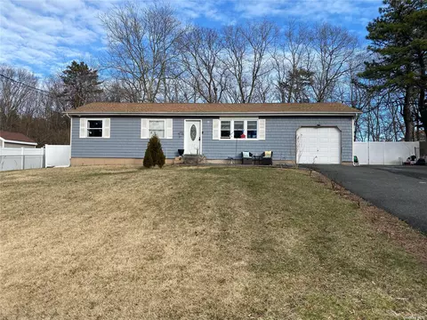 35 Woodville Rd, Middle Island, NY 11953
