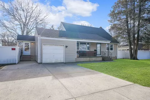 347 53rd St, Lindenhurst, NY 11757