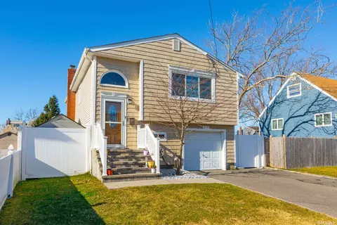 819 Surf St, Lindenhurst, NY 11757