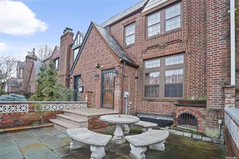 89-04 Rutledge Ave, Glendale, NY 11385
