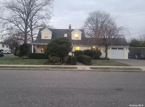 14 Aster Ln, Levittown, NY 11756