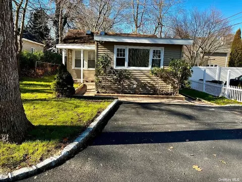 14 Valley Dr, Sound Beach, NY 11789