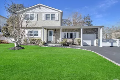 15 Ricky Rd, Ronkonkoma, NY 11779