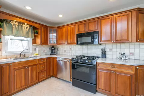 71 S Crescent Dr, Farmingdale, NY 11735