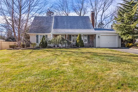 30 Hopewell Dr, Stony Brook, NY 11790