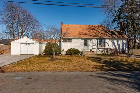 268 27th St, Lindenhurst, NY 11757