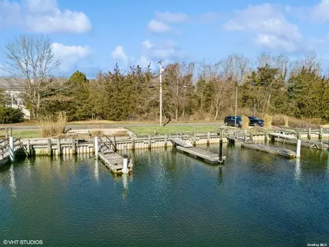 33 Lagoon Ct, Jamesport, NY 11947