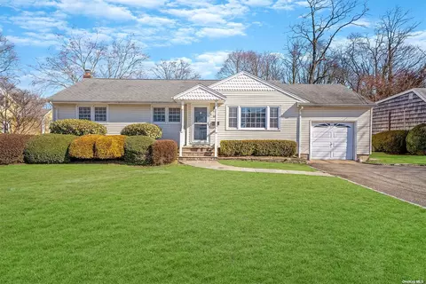 18 Oak Ave, Huntington Station, NY 11746