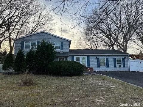 30 Wellsley Ln, Coram, NY 11727