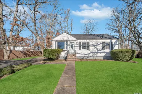 17 Court St, West Babylon, NY 11704