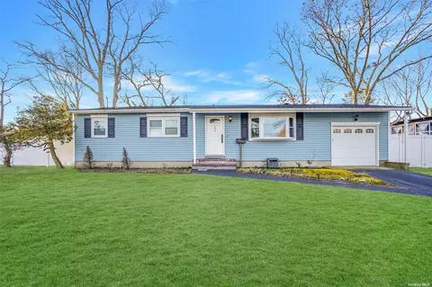 154 Swan Lake Dr, Patchogue, NY 11772