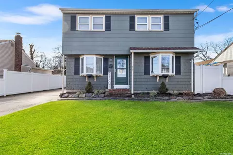 517 S 9th St, Lindenhurst, NY 11757