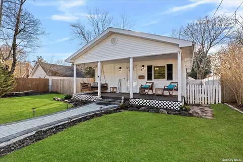 7 Hubbard Ct, Blue Point, NY 11715