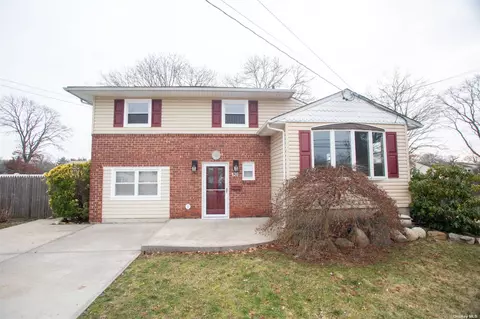 126 Delaware Ave, Bay Shore, NY 11706