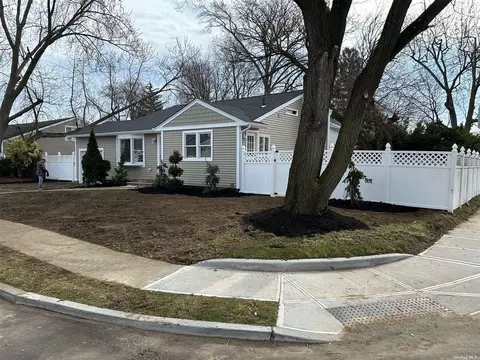 10 Chyam St, North Babylon, NY 11703
