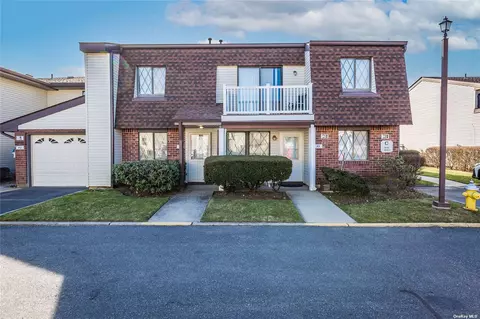 46 Cambridge Dr #46, Copiague, NY 11726