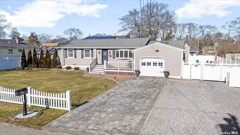 35 Robinson Dr, Shirley, NY 11967