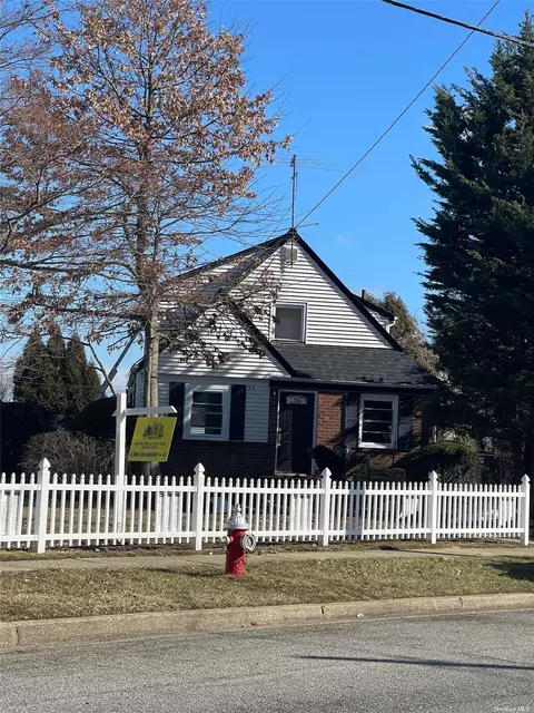 35 Park Ave, Hicksville, NY 11801