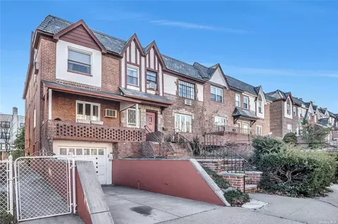 20-23 29th St, Astoria, NY 11105
