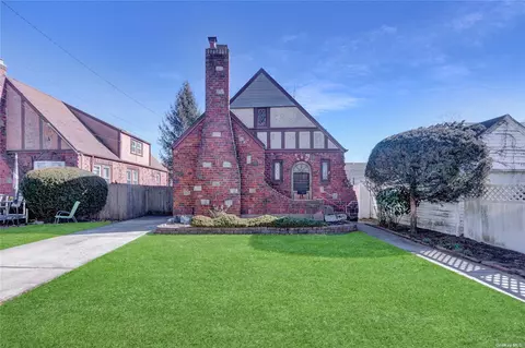 1599 Hawthorne St, North Baldwin, NY 11510