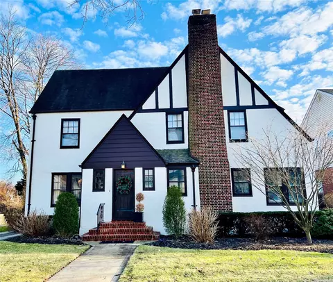90 Garden St, Garden City, NY 11530