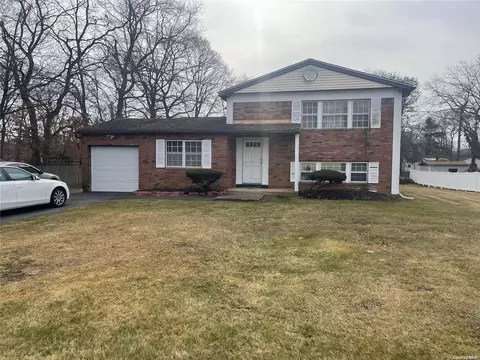 14 Pear St, Central Islip, NY 11722