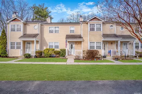 23 Stone Cmns #23, Yaphank, NY 11980