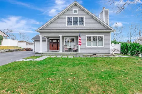 10 Riviera Dr, Smithtown, NY 11787