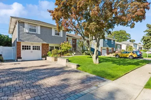 1360 Holiday Park Dr, Wantagh, NY 11793